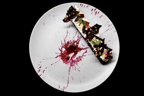 黃希哲 - 巧克力戚風蛋糕、莓果醬、榛果脆片
融合了許多甜點的基本知識加以運用的創意甜點，可以進一步教導您如何擺盤，在家也能享有儀式感～