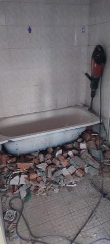 陳昱翔 - 浴室全室拆除，天花板，浴缸，牆面磁磚打除，地面磁磚打底面打除至RC層