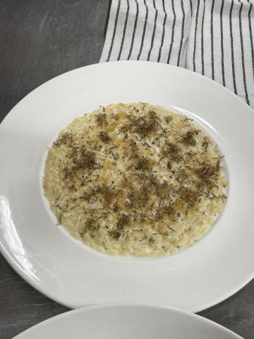 黃希哲 - 從義大利學到的正統燉飯，教您如何運用超級簡單的幾項食材，做出風靡全世界的美味燉飯，從選米開始到上桌，一步一步揭秘燉飯的美味秘訣