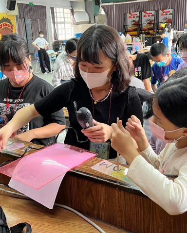 施郁涵 - 到偏鄉帶領藝術營隊 施郁涵 - 到偏鄉帶領藝術營隊