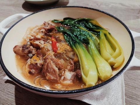 邊禹安 - 牛肉煨寬粉

熬煮了四小時的湯
濃醇味美喉頭留下一絲甘甜
軟爛的牛肉入口即化 
牛筋的膠質讓嘴唇帶了點黏性
吸飽鮮美湯汁的寬粉爽滑入喉
點綴了一抹綠 提升視覺美感之外
清脆爽口讓整道料理清爽不膩

下班後回到溫暖的家
 來上一碗溫暖煨粉
   
            屬實幸福