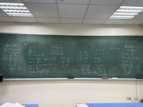 Zoe｜線上英文 & 數學家教老師 - 國一下解聯立單元上課版書