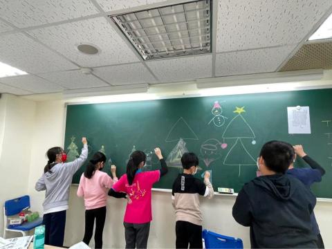 施郁涵 - 教授兒美時配合節慶設計課程 施郁涵 - 教授兒美時配合節慶設計課程