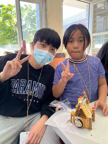 蔡明照 - 偏鄉國小服務營隊帶領小朋友完成教案