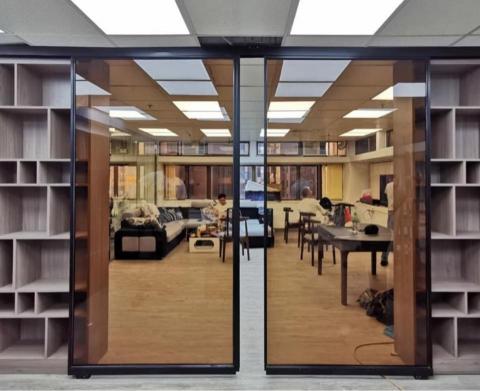 鼎濬 - 茶色玻璃門