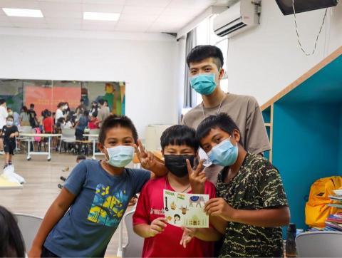 蔡明照 - 偏鄉國小服務營隊帶領小朋友完成教案