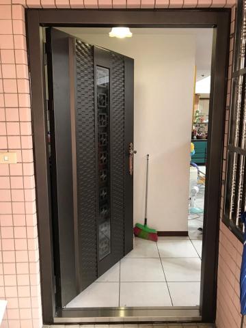 鼎濬 - 外看鑄鐵門中門