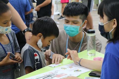 蔡明照 - 偏鄉國小服務營隊帶領小朋友完成教案