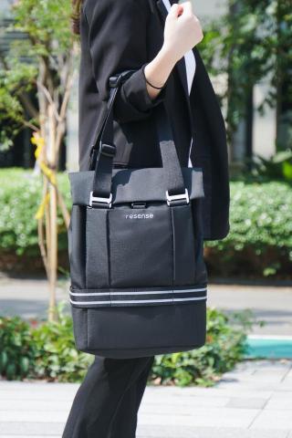 賴宏家 - Ample是一個靈活的模組化托特包，可在不同的情境下變換或拆換部件，達到最符合當下的使用方式。

此包具循環再利用的特質，品牌為顧客提供維修以及舊物換新品的服務，幫助使用者延長產品壽命以及後續能被妥善的回收利用。

