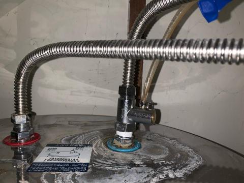 賴廷軍 - 熱水桶冷水端逆止閥更換