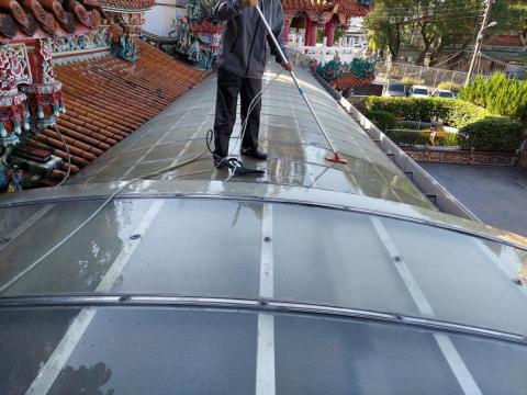 龍品專業清潔工程 - 採光罩清洗作業