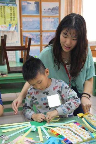 cathy金 - 協助課輔老師，與學生一同完成美勞作品