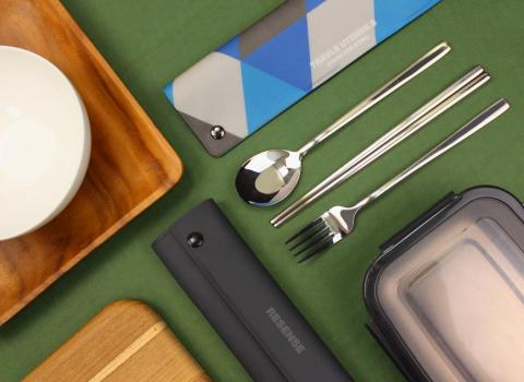 賴宏家 - 攜帶型餐具每天都需要清洗，而市面上有許多布料類的袋子都容易因洗不乾淨或沒晾乾導致細菌滋生。

TPU本身的防水與抗菌效果可以很好的運用在收納袋上，可與一般餐具用菜瓜布清洗，長時間下來仍能保持外表如新。

品牌除了設計獨有印花外，也授權專利技術給合作品牌，推出許多特色商品。