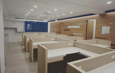 深埕室內設計 - 新北辦公室裝潢
案例-辦公室木作隔屏
✅以木作現場施作，的辦公室隔屏，更能符合使用者的需求。規格化的辦公隔屏，管線總是再日後添加時外露，形成雜亂而無章的景象。透過木工現場施作的隔屏，將管線的安排更貼近使用方式，讓辦公空間更為整潔。木質感的溫暖與紋理，讓辦公空間更為諧合。