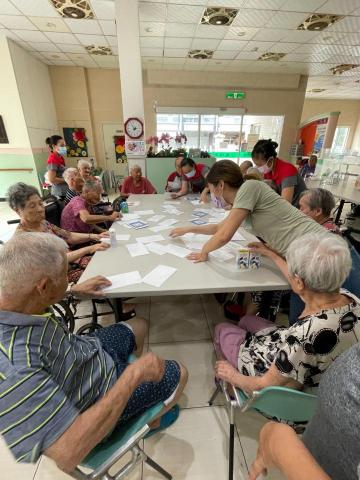 cathy金 - 服務與協助長照機構帶活動及日常起居