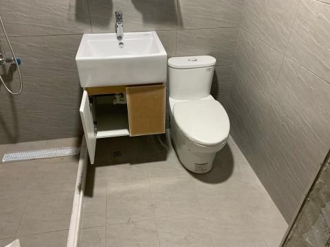 賴廷軍 - 安裝馬桶及洗臉盆浴櫃