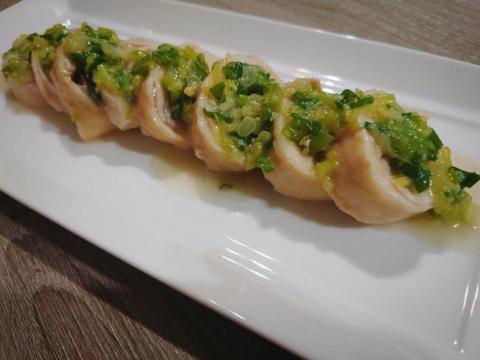 邊禹安 - 香氣四溢蔥油嫩雞

使用舒肥泡製手法
讓雞腿嫩到一個你無法想像境界
冰鎮過後帶有雞凍爽滑Q彈
滿滿的膠原蛋白
淋上家傳蔥香醬
香氣四溢
讓人無法自拔一口接一口