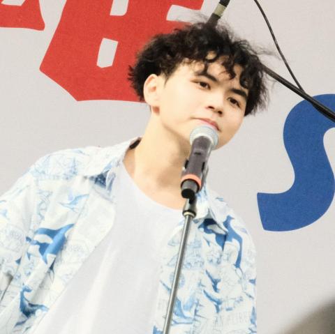 林育葦 - 擔任主唱