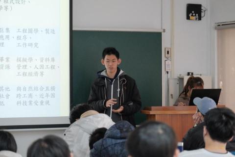 黃暐翔 - 上台對高中生進行管理學院課程的介紹