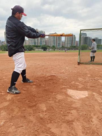 棒球教練。鄭仲涵 - 內湖高中在美堤球場練習 棒球教練。鄭仲涵 - 內湖高中在美堤球場練習