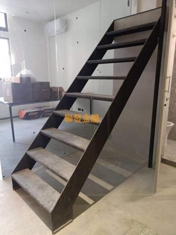 楊雯凱 - 鐵製金屬樓梯