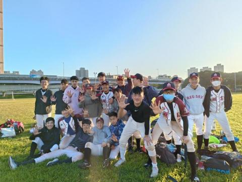 棒球教練。鄭仲涵 - 內湖高中的學生 棒球教練。鄭仲涵 - 內湖高中的學生