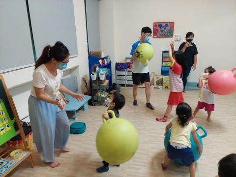 游承儒 - 幼兒童話體適能親子課程