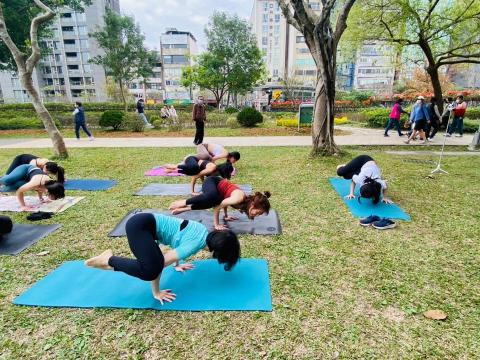 林宜璇 - 手平衡-側鶴式 
採側蹲，先朝左邊右側面朝前，兩手打開與肩同寬放於前方地板，將脊柱拉長，身體往前傾，右大腿找右上臂，腳背延身，手肘保持內收，前臂垂直於地板，臉看向地板。
*強健腰部、腹部和手臂肌肉，按摩腹部器官，增強身體協調。
