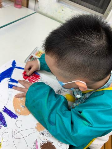 薛存妤 - 幼兒塗鴉-粉臘筆