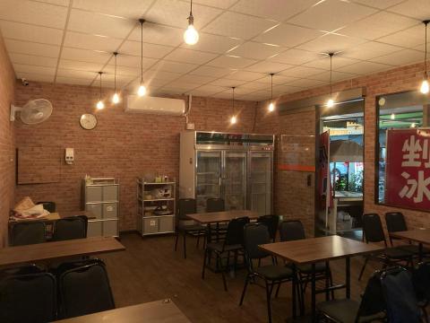 Kelvin(凱爾文藝術塗裝) - 營業場所壁紙改油漆+清水模「前」 Kelvin(凱爾文藝術塗裝) - 營業場所壁紙改油漆+清水模「前」