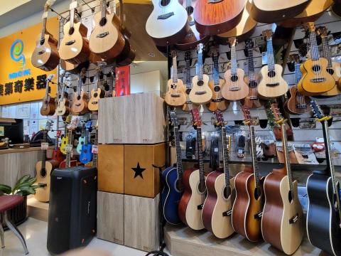 美第奇樂器 -    門市展示50多種以上的烏克麗麗與吉他，讓您輕鬆選到高CP值好琴呦！