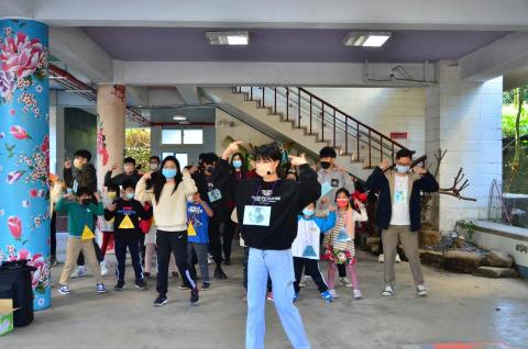 蔡瑋庭 - 服務性社團經驗，帶著小朋友唱跳～