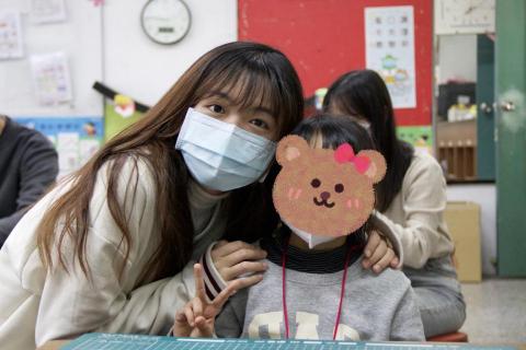 莊芷芸 - 與參加英語育樂營的低年級小朋友完成英語會話後合照 拍攝於2023/2/1