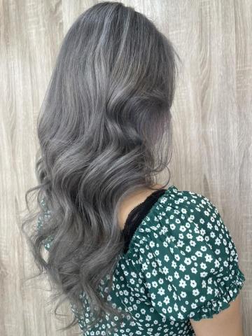 陳韋伶 - 這位客人大膽嘗試不同的髮色，讓自己有變成韓妞