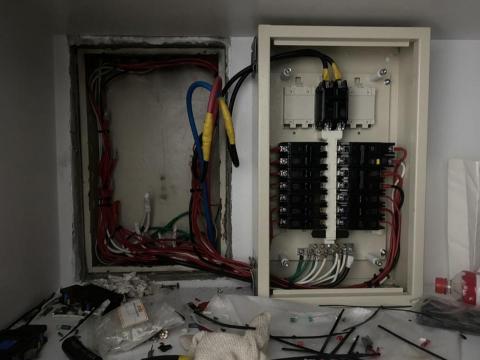 笠午水電有限公司 - 配電盤上方漏水遷移盤體