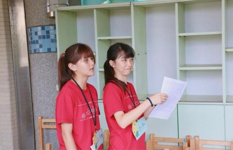 薛羽芯 - 這是之前參加國小營隊時候當副召巡視各個組別的時候！