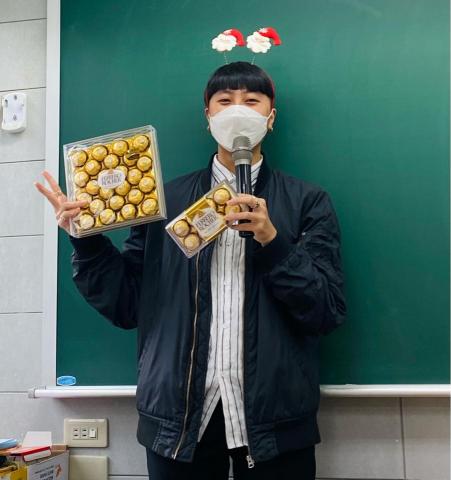 林尹宣 - 聖誕節回饋給學生巧克力！