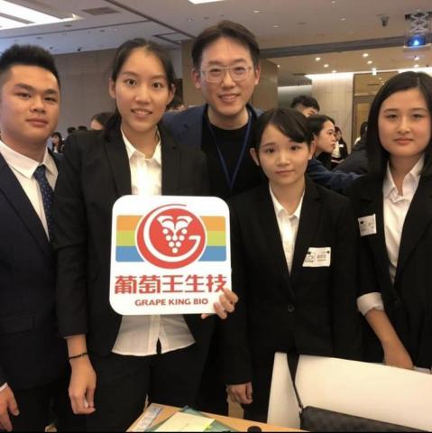 黃媺璇 - 參與 World cafe 企業提案競賽，與企業高管提案並進行提案討論