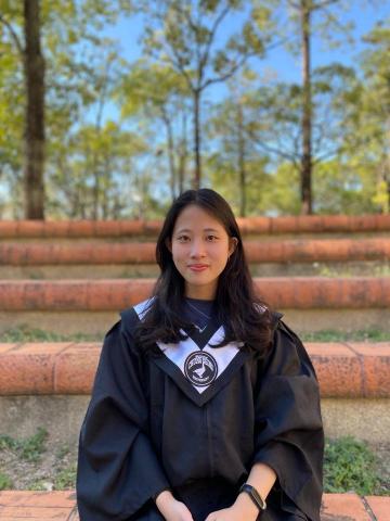 林旭容 - 資管系第五名提早畢業