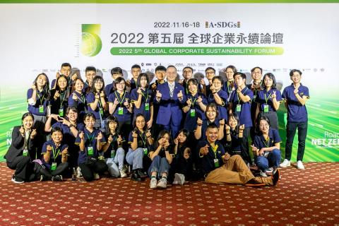 黃媺璇 - 參與全球企業永續論壇志工團隊，依循興趣積極參與志工活動並跟進世界及社會永續發展趨勢，培養應用能力