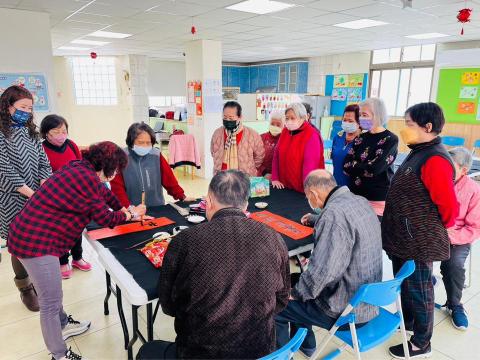 鵞湖居書法教室 - 與長照中心大哥大姐一起揮毫