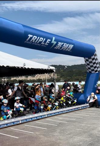 陳孟慧 - 參加小朋友滑步車比賽工作人員