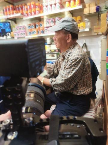 JiaYong Chan - 這個是我和在校老師一起去拍迪化街訪問的一個照片，本片中我擔任攝影師