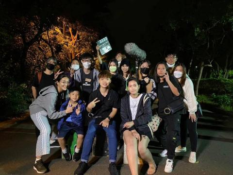 JiaYong Chan - 這個是我第二隻微電影殺青的畫面，圖片中間左邊那個就是我