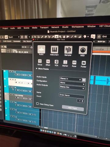 JiaYong Chan - 這個是在用台灣連續劇 挑音的一個畫面