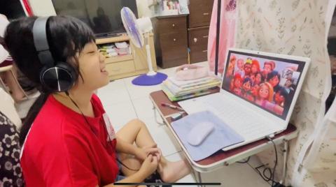 Sandra Hung - Sandra老師的線上課程很有趣，
能依照學習者的程度、興趣和學習目標編排客製化的教材，
客製化教材能提升學習動力，
更能有效的看到學習成果，
非常適合想學習英文的學習者喔！