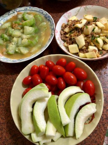 向純芳 - 炒絲瓜、絞肉皎白筍、小番茄、芭樂