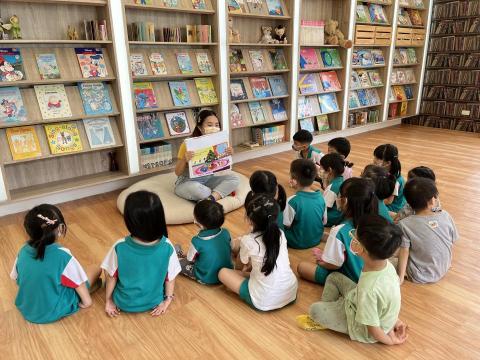 Sandra Hung - 又到了孩子們最喜愛的故事時間，
今天Sandra老師要說什麼故事呢？
真讓人期待呢！