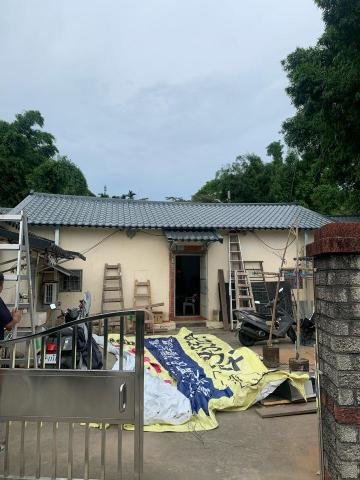 成嘉鐵工 - 紅瓦 木梁 屋頂 拆換 c型鋼 琉璃瓦三明治