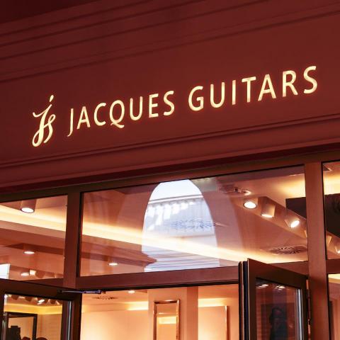 巨日設計 Giganticsun - 「我們想做自己的品牌，請幫我們大改造吧！」
杰克斯為世界各知名吉他之委託製造商，擁有豐富且精湛的製作技術，近年轉型為自有品牌，期望透過全新的識別，在市場中建立領先地位。

於是我們藉由描繪「J」與「S」線條，流暢地勾勒出吉他輪廓，以酒紅色為品牌主色，呈現出高級的氛圍。除了品牌商標設計，我們也一同設計杰克斯專屬吉他......